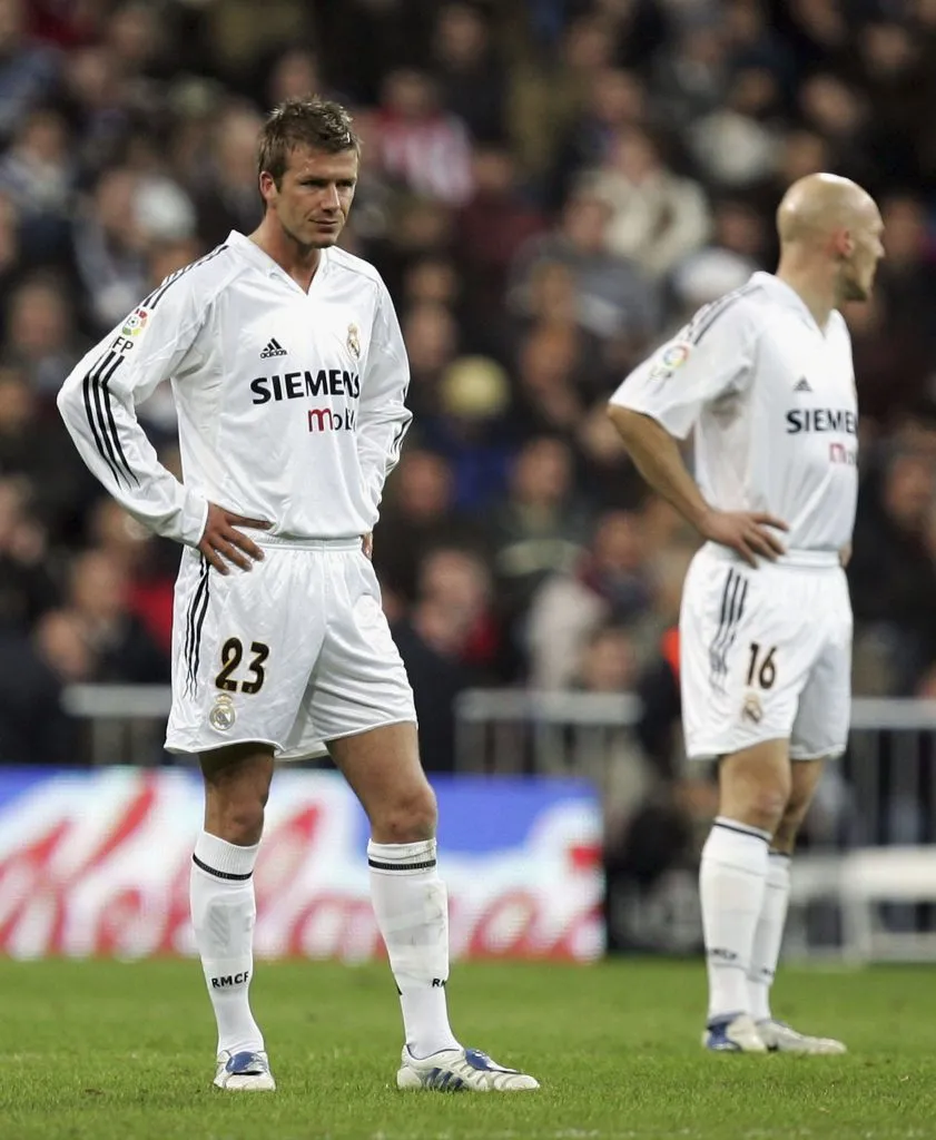 Thomas Gravesen junto a David Beckham.