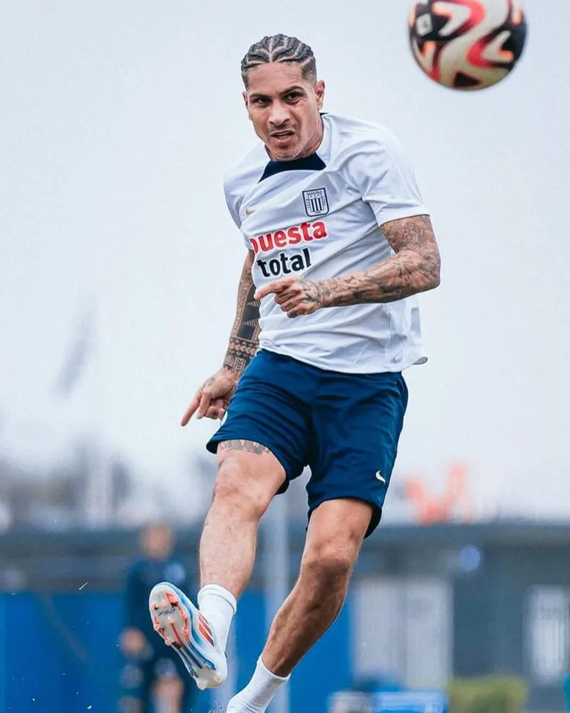 Paolo Guerrero sería baja para jugar ante Boca.