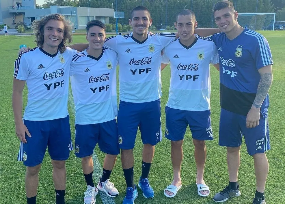 Tomás Canteros en la Selección junto a Pepo de la Vega, Alejo Tabares, Franco Orozco, Kevin Lomónaco y Pablo Aranda.
