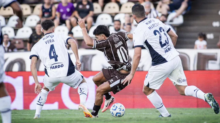 Duelo intenso entre Platense e Independiente.