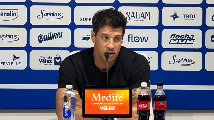 Sebastián Domínguez habló de su continuidad en Vélez y se cruzó con un periodista