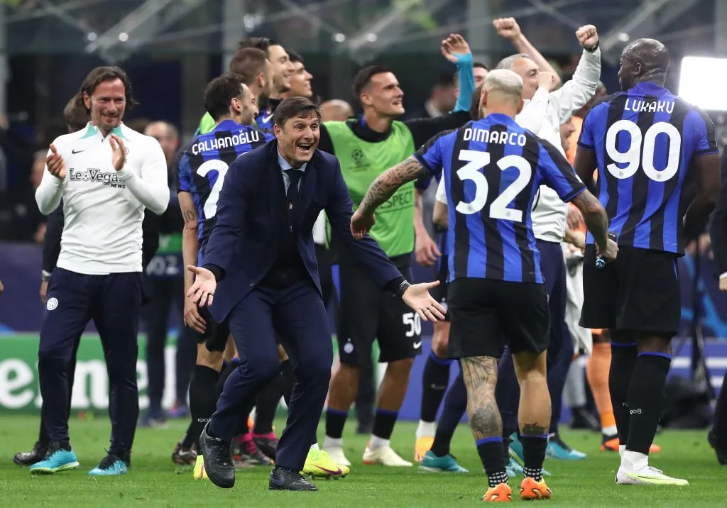 Pupi Zanetti celebrando junto a los jugadores del Inter. (Foto: Getty).