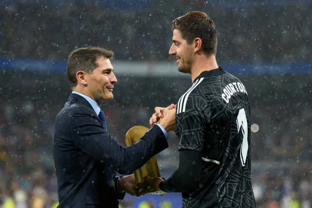 Courtois con su ídolo, Iker Casillas, quien le entregó el Trofeo Yashin en 2022.