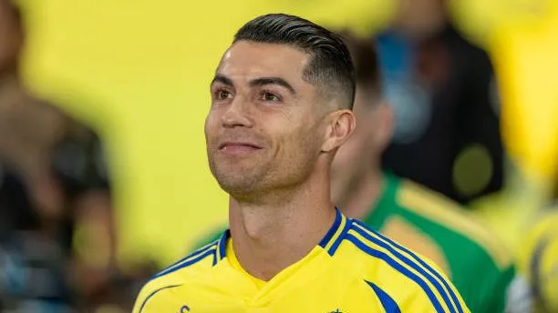 Cristiano Ronaldo con la camiseta de Al NAssr. (Abdullah Ahmed/Getty Images)