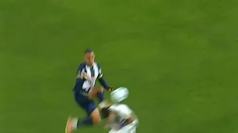 ¿Era roja? La patada a la cabeza de Palacios que reclamó Boca vs. Alianza Lima al minuto de partido