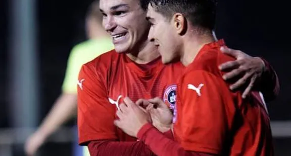 . Agustín, apodado Turrón, festeja junto a Rafa en Inglaterra. Es el hermano del medio y juega de lateral izquierdo. (Foto: Instagram @agualvarez3)