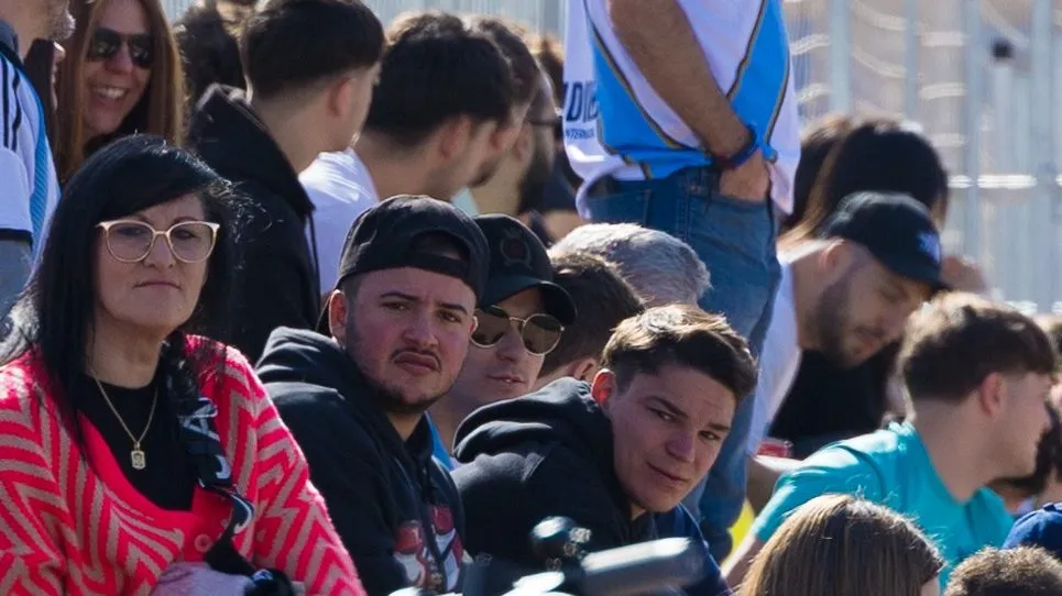 Julián, con lentes oscuros, y su hermano Agustín, viendo el debut de Rafa. (Foto: Gentileza Club Argentino).