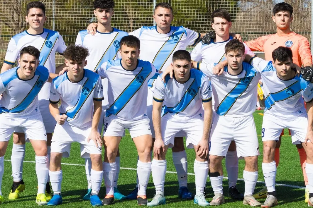 El primero de abajo a la izquierda es Rafa, o Punchi, el mayor de los hermanos Alvarez: juega de extremo izquierdo. (Foto: Gentileza Club Argentino)