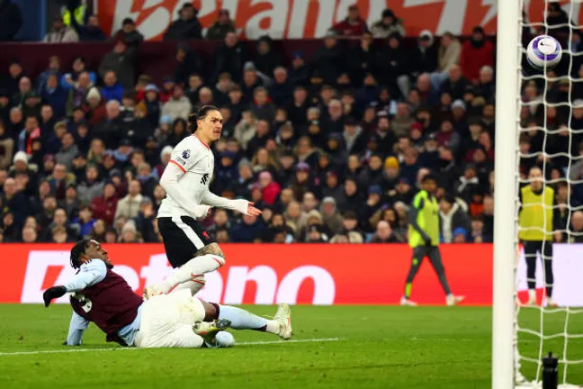 Darwin falló una ocasión muy clara vs. Aston Villa