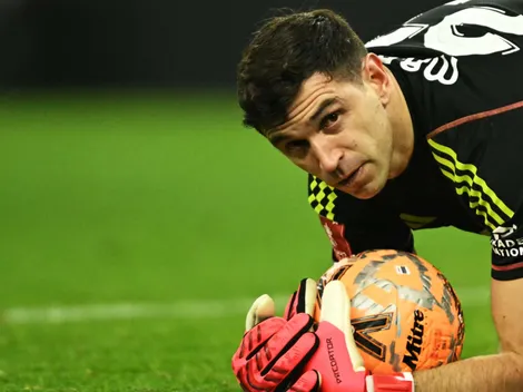 Atajó para Inglaterra en un Mundial y elogió a Dibu Martínez: "Es el mejor del mundo"