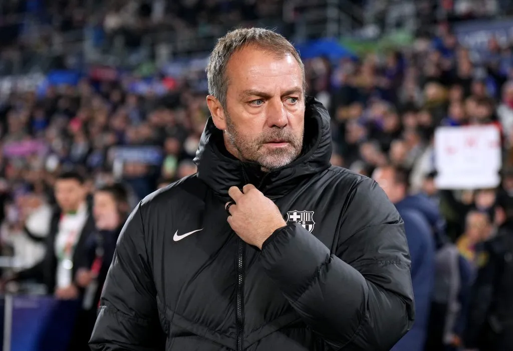 Hansi Flick tendrá que tomar una decisión sobre su defensa ya que no contará con los laterales titulares.