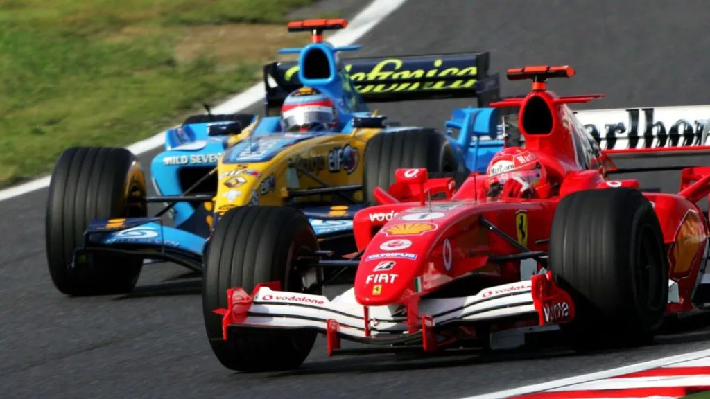 Alonso y Schumacher luchando por el campeonato 2005 con motores V10