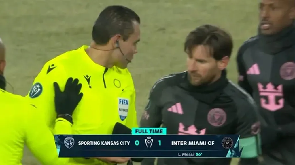 Messi y el árbitro Marco Antonio Ortíz Nava tras el partido entre Inter Miami y Kansas City.