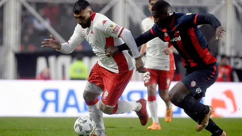 Ramón Ábila y Jhohan Romaña disputan la pelota en el empate 1-1 entre Huracán y San Lorenzo en la Liga Profesional 2024.