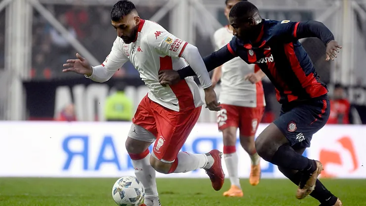 Ramón Ábila y Jhohan Romaña disputan la pelota en el empate 1-1 entre Huracán y San Lorenzo en la Liga Profesional 2024.