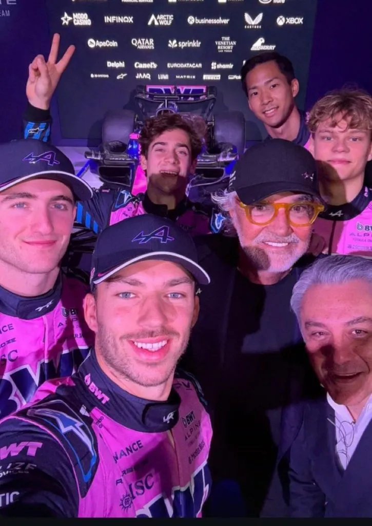 La selfie de presentación con los pilotos titulares y reservas, más Flavio Briatore, en Alpine (Instagram @briatoreflavio)