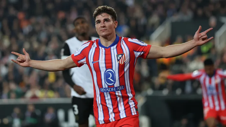 Julián Álvarez y su clásico festejo de gol.