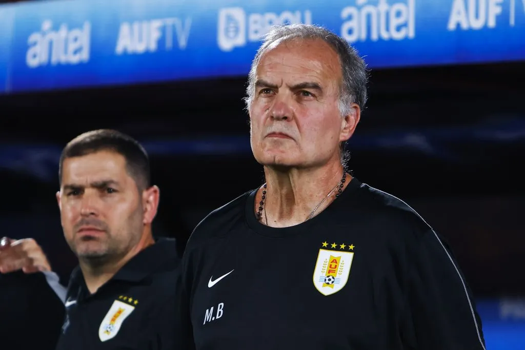 Bielsa pasó el sacudón y continúa al frente de la Selección de Uruguay.