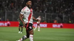 Miguel Borja festeja el primer gol de River ante San Martín.