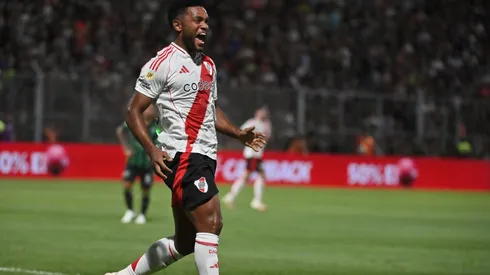 Miguel Borja festeja el primer gol de River ante San Martín.