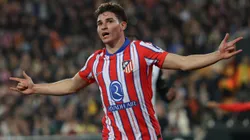 El Atlético de Madrid le rinde pleitesía a Julián Álvarez tras sus dos goles en el 3 a 0 al Valencia.