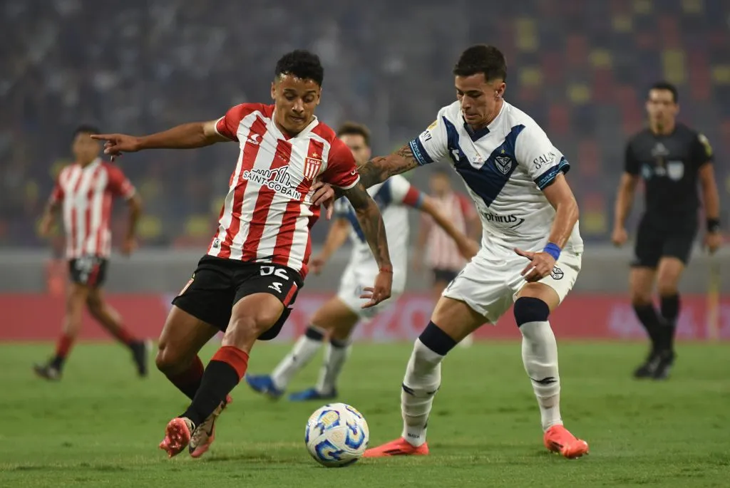 Tiago Palacios y Valentín Gómez en el duelo entre Estudiantes y Vélez por el Trofeo de Campeones 2024. (Foto: Getty).