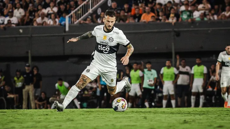 Olimpia se quedó con el clásico contra el Cerro Porteño de Diego Martínez y Benedetto dedicó un picante posteo: "Atroden"