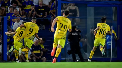 Tiago Serrago celebrando su golazo en la Bombonera.