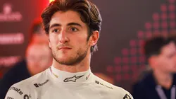 Jack Doohan corre con la presión de Colapinto a sus espaldas.