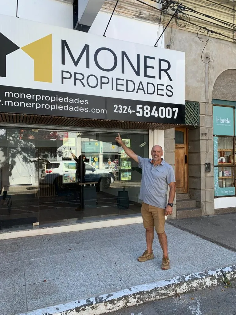 Fernando Moner en la inmobiliaria familiar. (Foto: Gentileza Fernando Moner).