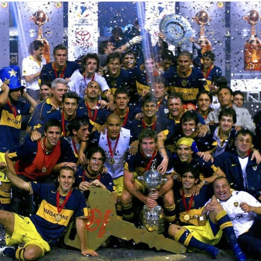 El Pochi, arriba a la derecha, sobre el Cata Díaz, en la consagración del 2007. Foto archivo.