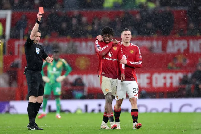 Dorgu se ganó la roja a los 43 minutos y generó una disrupción táctica en el United.