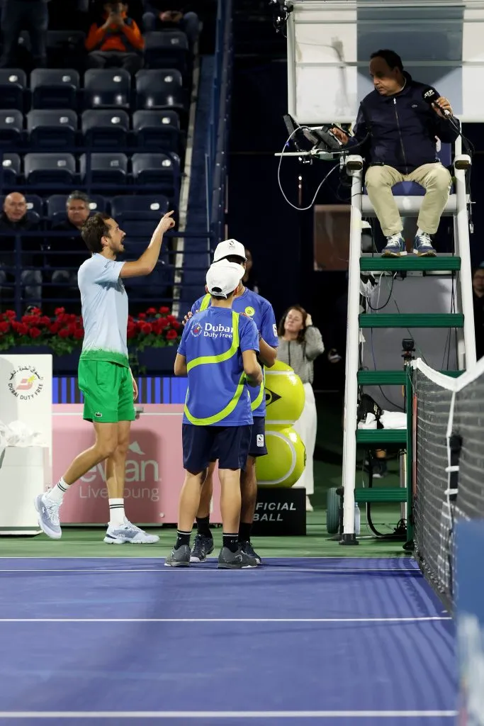 Medvedev discute con el umpire tras recibir una advertencia. (Foto: Getty).
