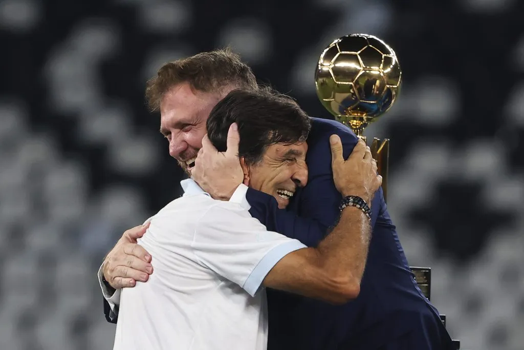 El afectuoso saludo entre Costas y Alejandro Domínguez, presidente de CONMEBOL.