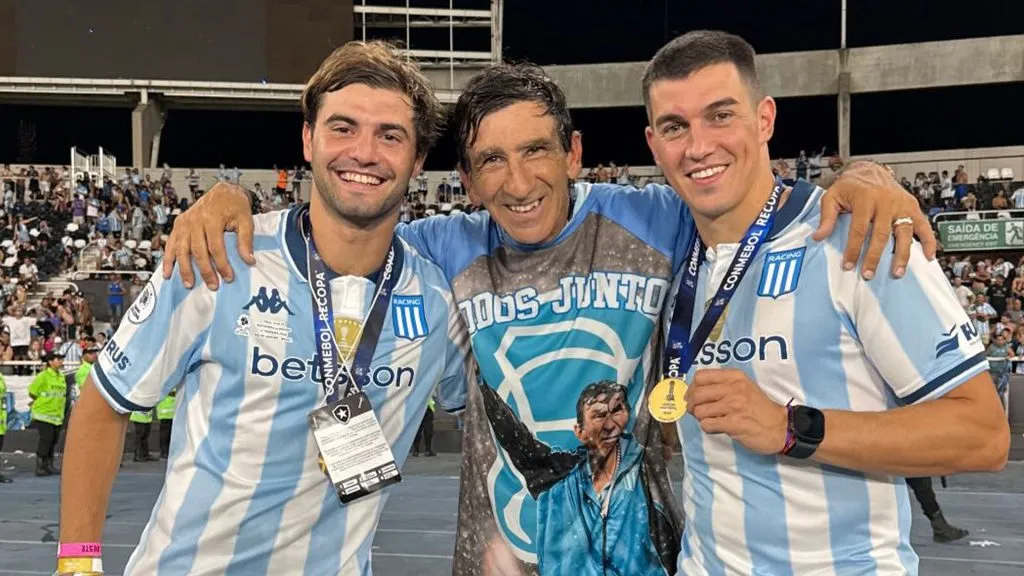 Santiago Sosa, Gustavo Costas y Agustín García Basso tras la coronación de Racing en la Recopa Sudamericana.