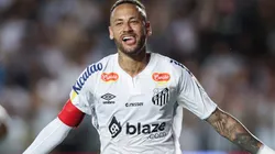 Neymar con la camiseta de Santos.