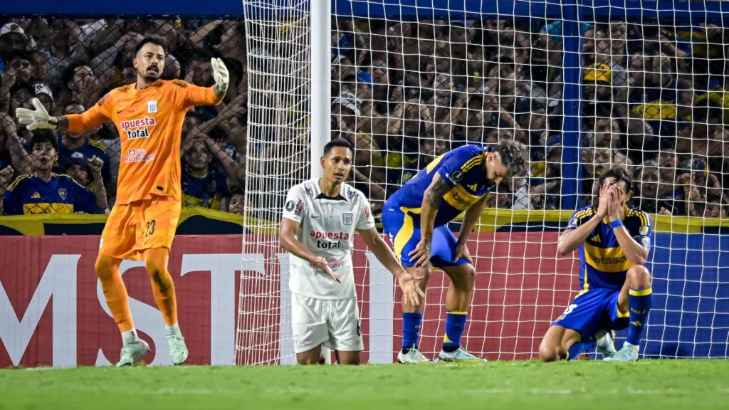 La reacción de Cavani luego de errar su gol ante Alianza Lima (Getty Images).