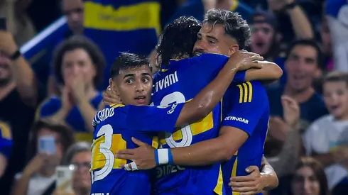 Los jugadores de Boca festejan el gol de Giménez.