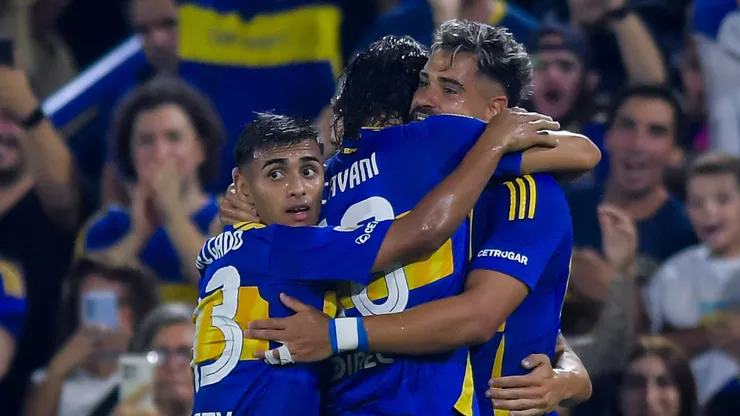 Los jugadores de Boca festejan el gol de Giménez.