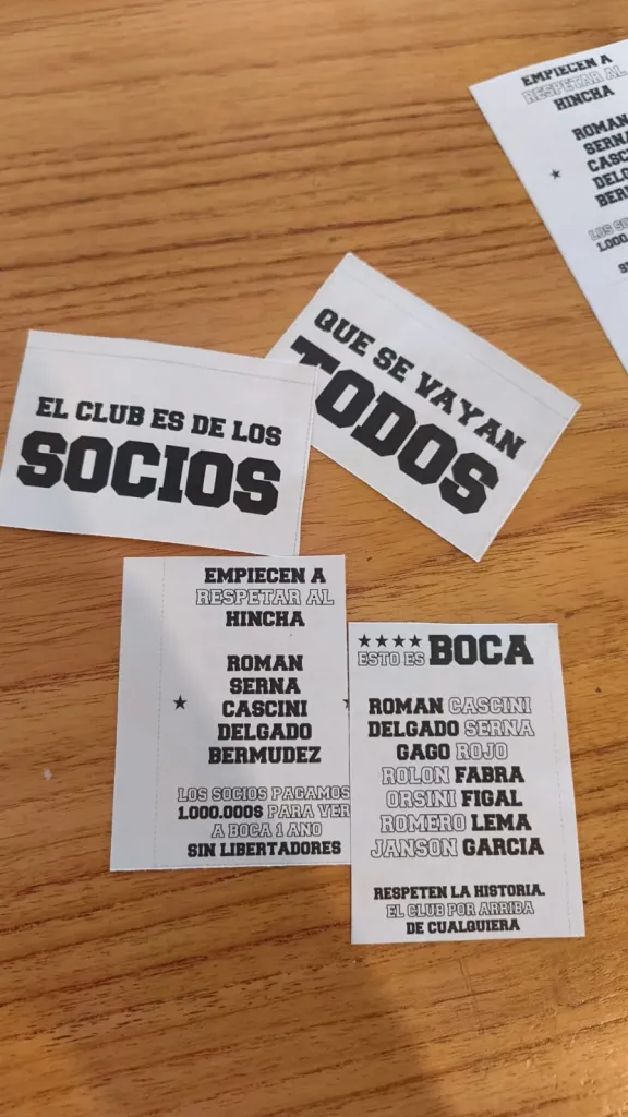 Los papeles que tiraron los hinchas de Boca en La Bombonera.