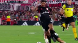 Enzo Pérez vio la roja por una falta a Medina.