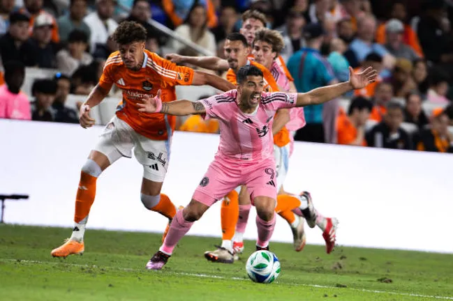 Luis Suárez fue titular y figura vs. Houston, pero no convoca tanto como Messi.