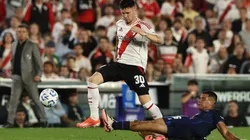 Franco Mastantuono y Miguel Navarro disputan la pelota en el último enfrentamiento entre River Plate y Talleres.