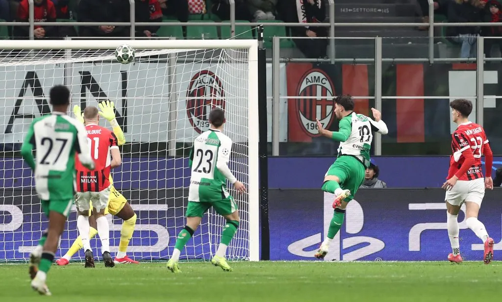 Julián Carranza marcó ante Milan el gol de la clasificación de Feyenoord a octavos de final de la Champions League.