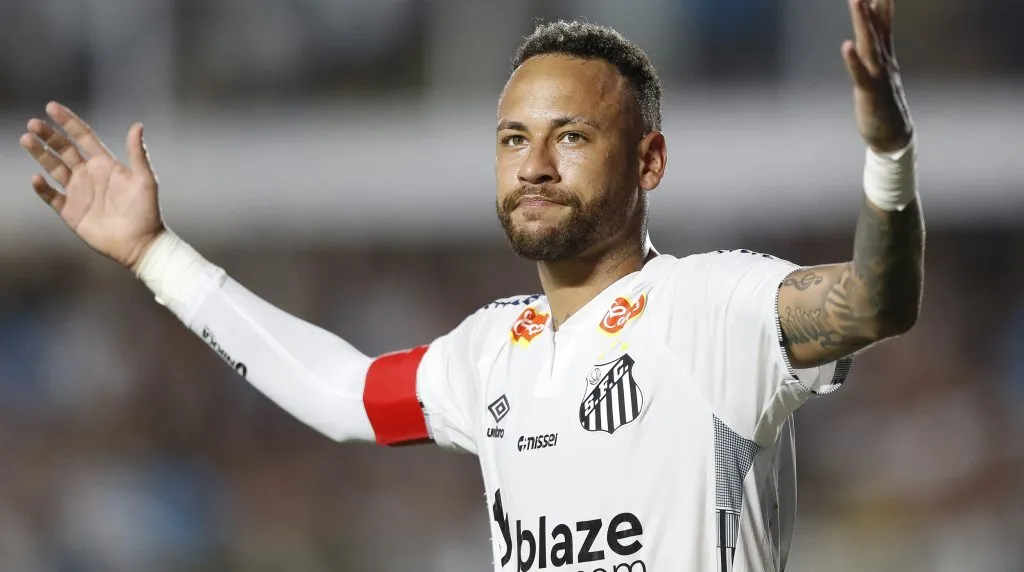 Neymar con la camiseta de Santos.
