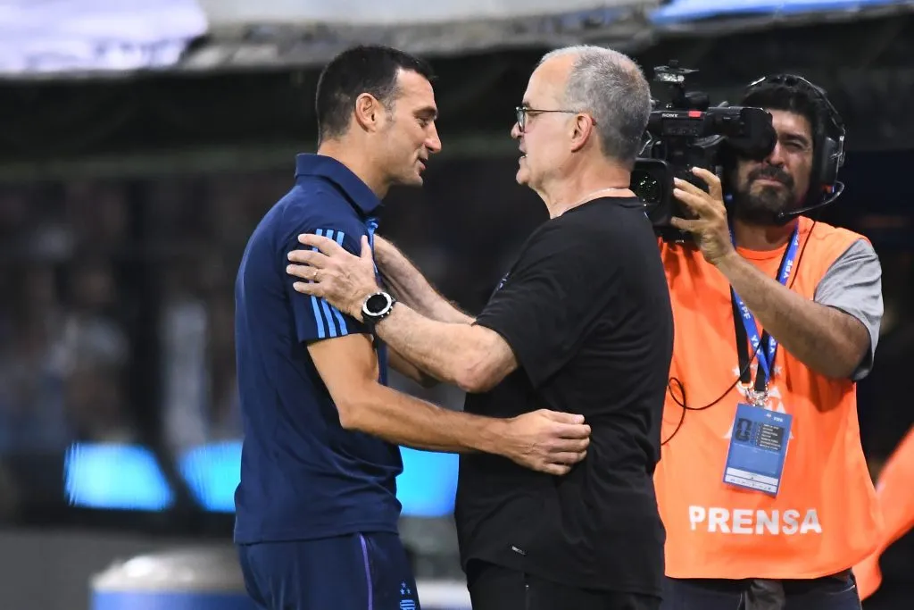Scaloni y Bielsa se reencontrarán en Montevideo.