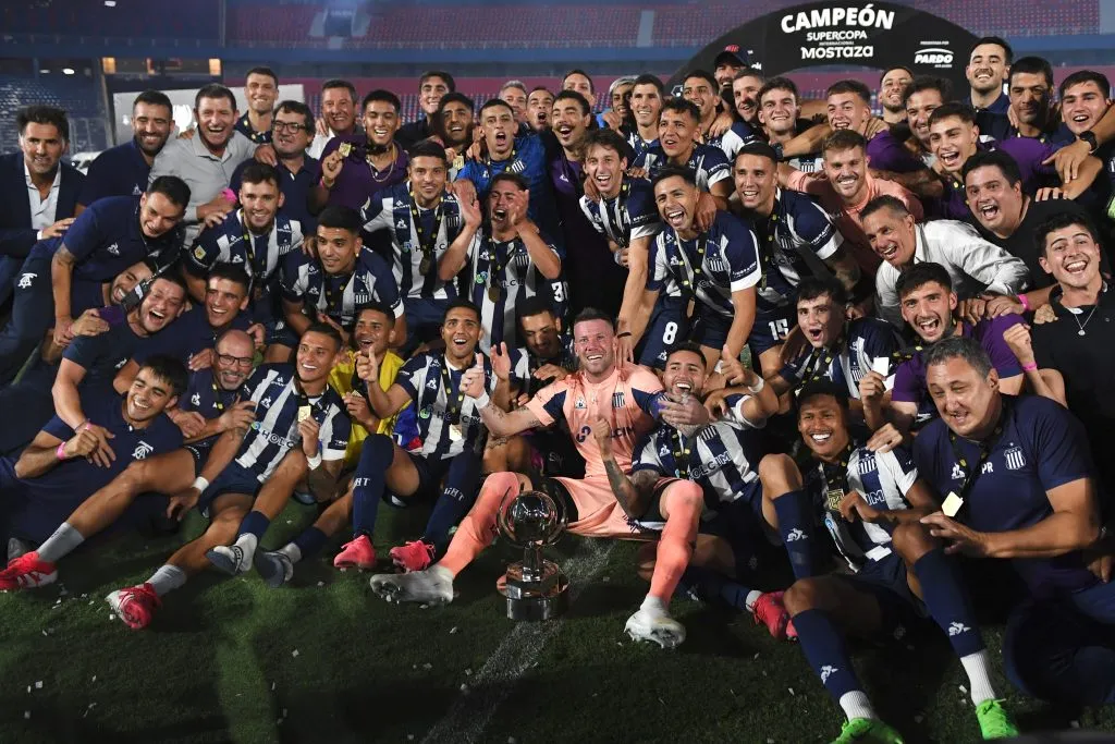 Guido Herrera fue el encargado de levantar la copa que Talleres conquistó ante River.