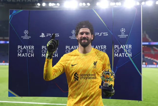 Alisson Becker fue la figura vs. PSG