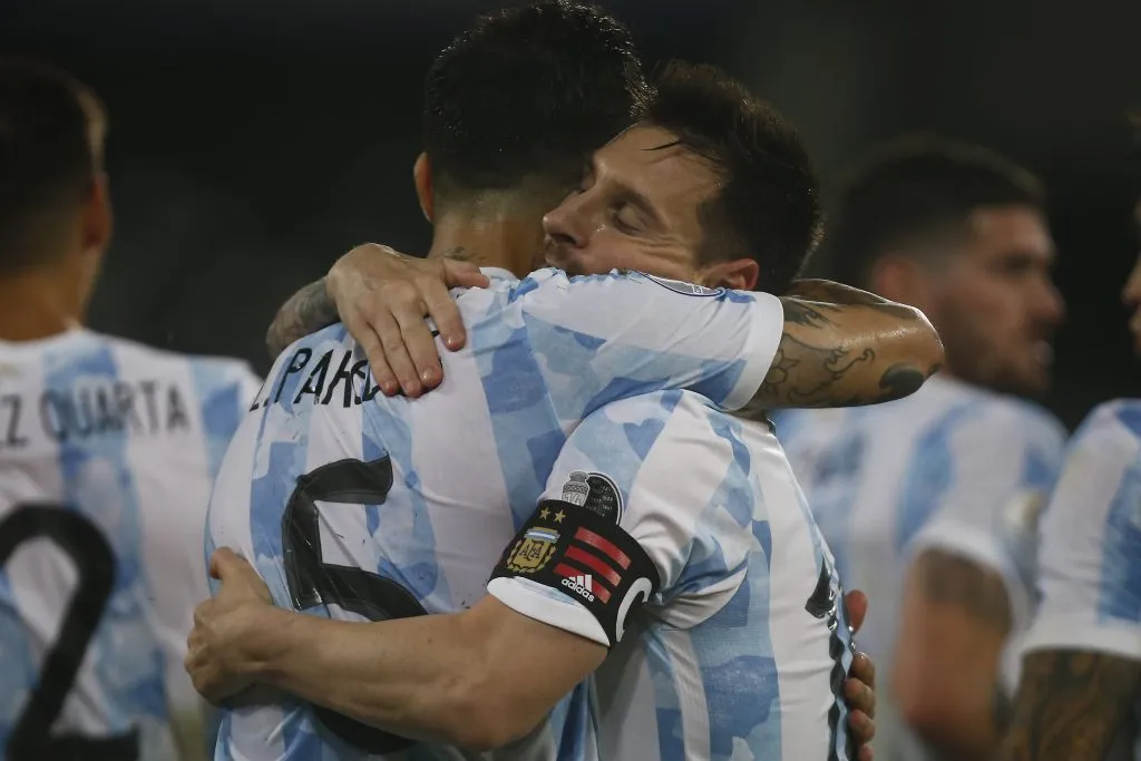 El abrazo de Paredes y Messi en plena Copa América 2021. (Foto: Getty).
