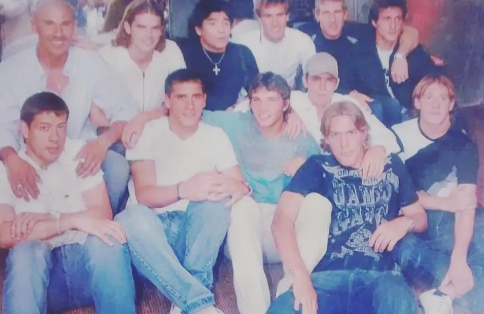 Un recuerdo de aquellos tiempos: Cata Díaz, Gago, Maradona, Palacio, Palermo, Guillermo, Krupoviesa, Migliore, Bertolo, Mouche, Leo Díaz y adelante, Cahais. Foto IG Matías Cahais.